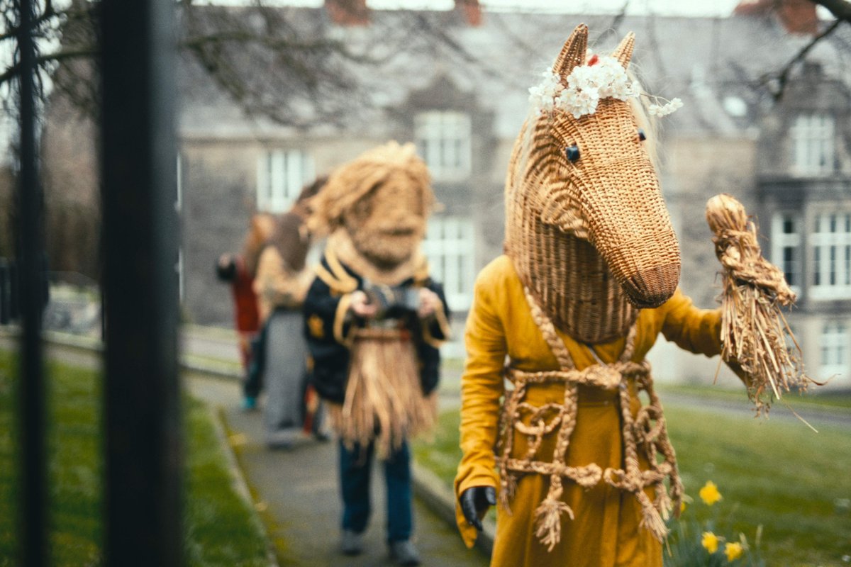 ABCCultureNI (@abccultureni) on Twitter photo #DidYouKnow that traditionally on Boxing Day, groups like <a href="/ArmaghRhymers/">Armagh Rhymers</a> (known as Rhymers or Mummers) would have gone from house to house singing and telling stories! 📚
Photo: <a href="/ArmaghRhymers/">Armagh Rhymers</a>
#WrenDay #ArmaghRhymers #ABCCulture #DidYouKnow that traditionally on Boxing Day, groups like <a href="/ArmaghRhymers/">Armagh Rhymers</a> (known as Rhymers or Mummers) would have gone from house to house singing and telling stories! 📚
Photo: <a href="/ArmaghRhymers/">Armagh Rhymers</a>
#WrenDay #ArmaghRhymers #ABCCulture