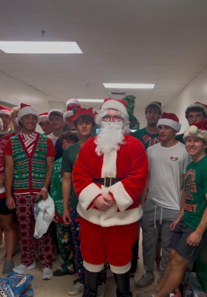 Jup_Baseball's tweet photo. Jupiter baseball Setting up to deliver over 500 gifts to Jupiter Elementary! https://t.co/3ecgapuj0V