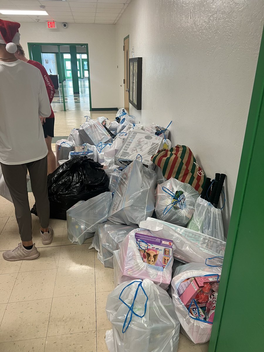 Jup_Baseball's tweet photo. Jupiter baseball Setting up to deliver over 500 gifts to Jupiter Elementary! https://t.co/3ecgapuj0V