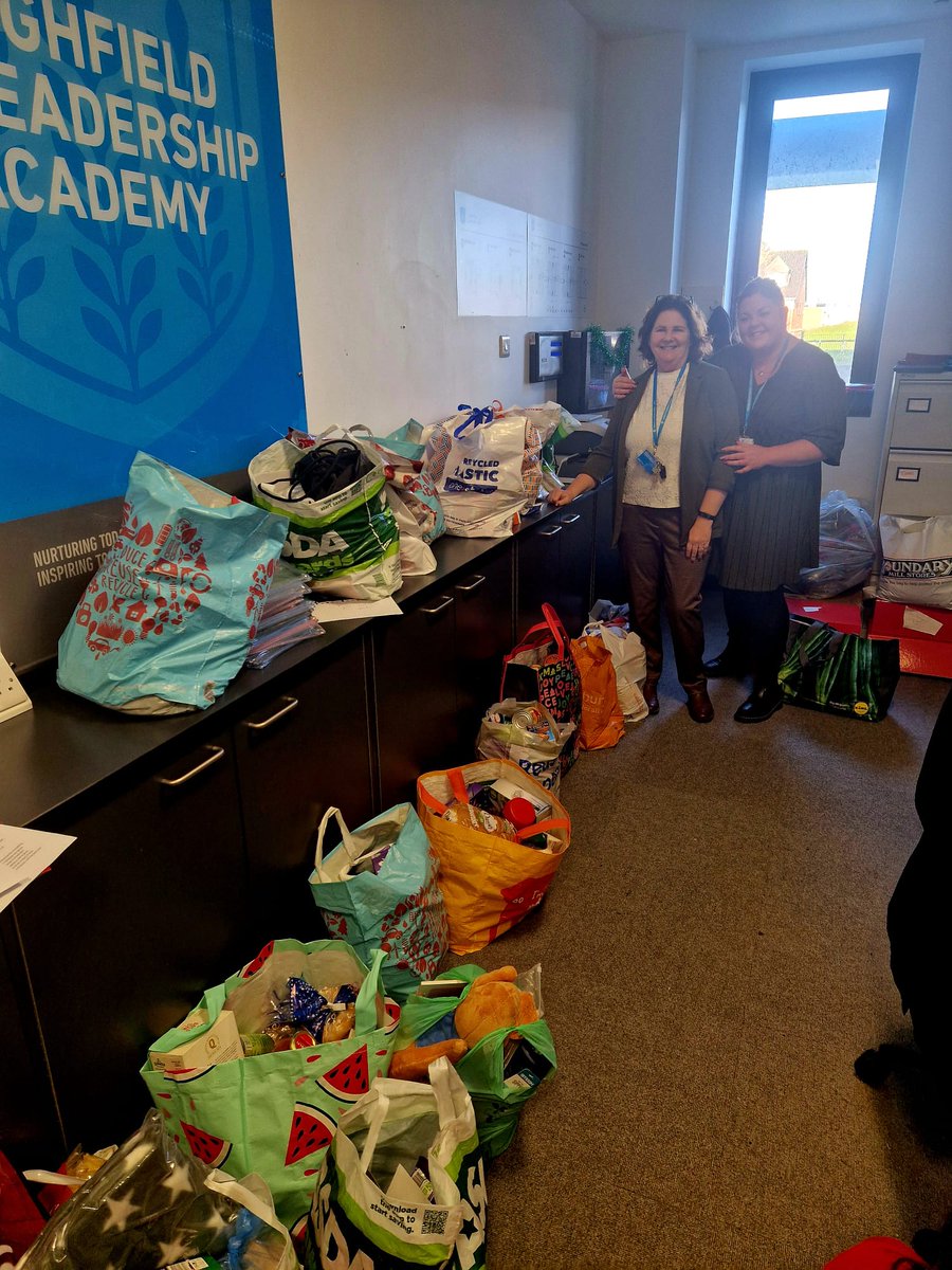 HighfieldLA's tweet image. Thanks to our staff and pupils who have been out and about delivering our Kindness hampers and food donations to local charities and community groups. #WinterGiftProgramme #Service #BeYourBest