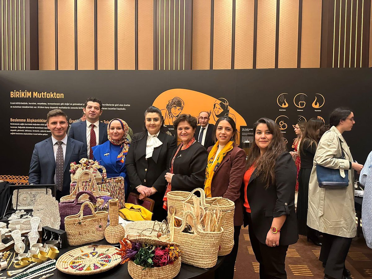 BafraHEM's tweet photo. Orta Karadeniz Kalkınma Ajansının koordinatörlüğünde hazırlanan
“Anadoludakiler” projesinin belgeselinin tanıtımı ve lansman programına katılan Usta Öğreticimiz Nuran Güngör Coğrafi İşaret Tescilli Bafra Zembilinin tanıtımını Bölgemiz adına gerçekleştirmiştir. https://t.co/8ggMrGBkr7