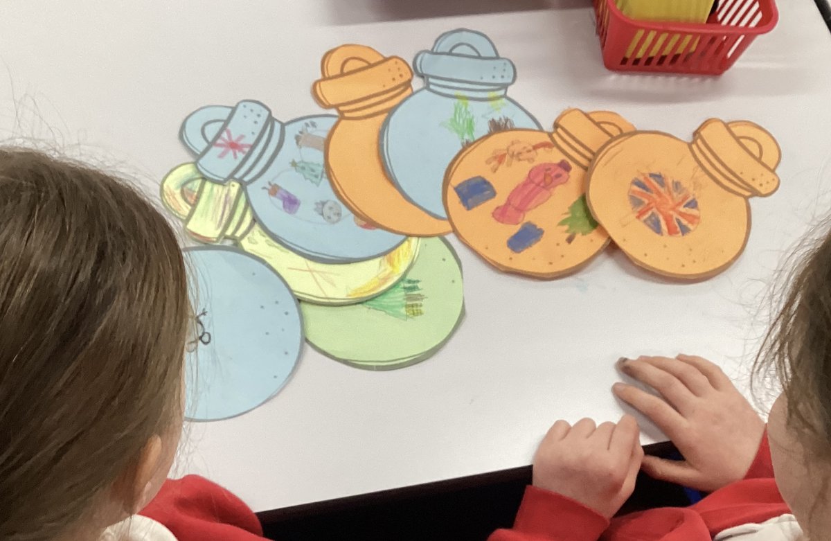 Our children have loved receiving some beautiful Christmas cards and messages from our partner school in Seville, Spain.  Wishing you all a wonderful festive season.  🎄🇪🇸❤️
#AFSSpanish #AFSInternationalSchool #AFSCaring