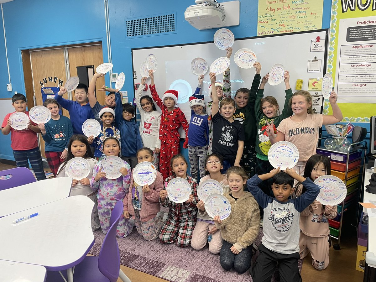 Spreading some holiday cheer as we “pass the plate” and write positive messages to our classmates! ⭐️❤️