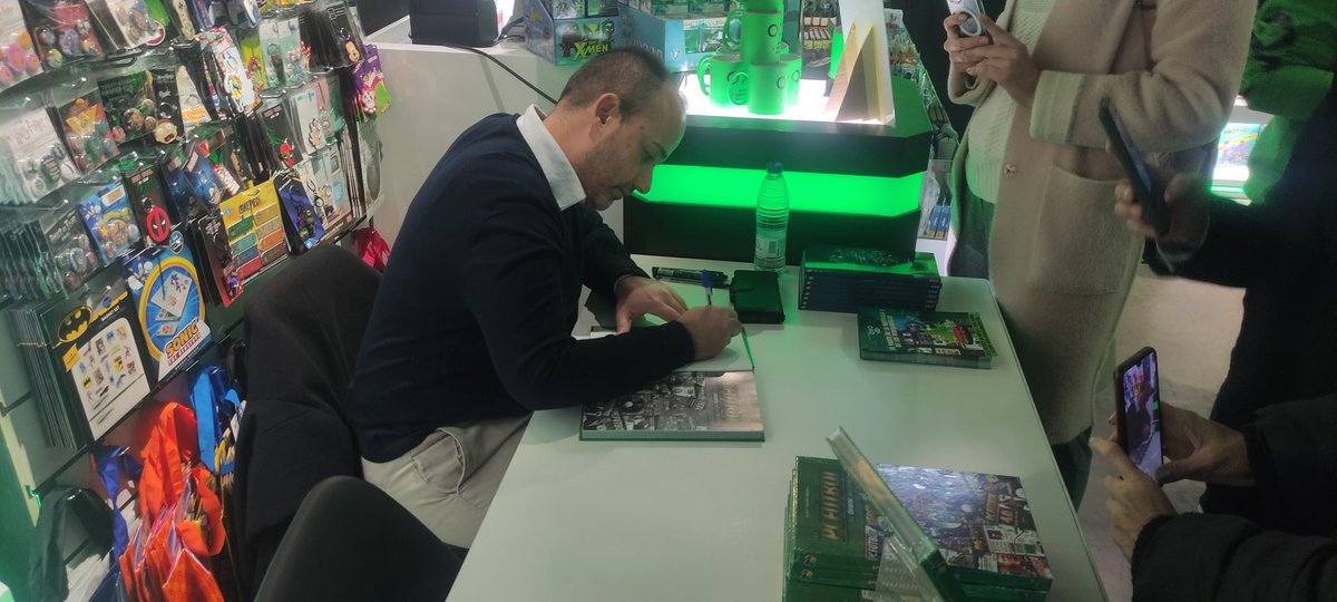 Ya está Albert Traguany firmando ejemplares de "Los PC Fútbol de Dinamic Multimedia" en <a href="/OXOMuseoMadrid/">OXO Museo del Videojuego Madrid</a>