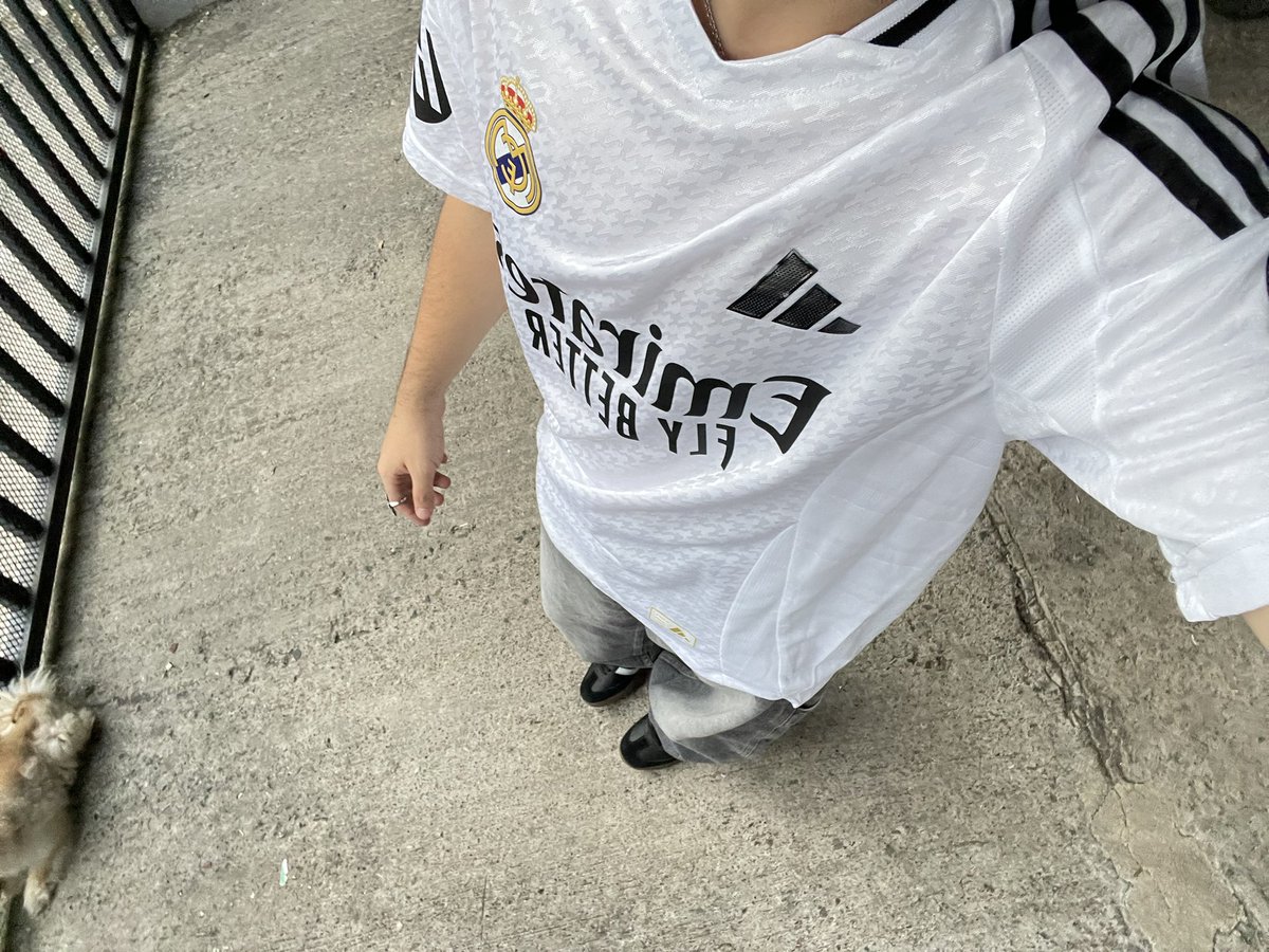 mi novia sabe que amo al madrid y me regaló la camisa que quería, yo la amo 🤍