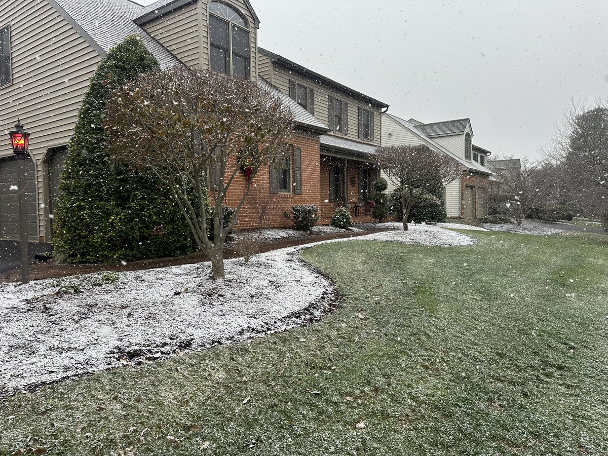 George6357's tweet photo. @epawawx Heavy snow Lancaster. 11am. https://t.co/eoXZ4U7y6f
