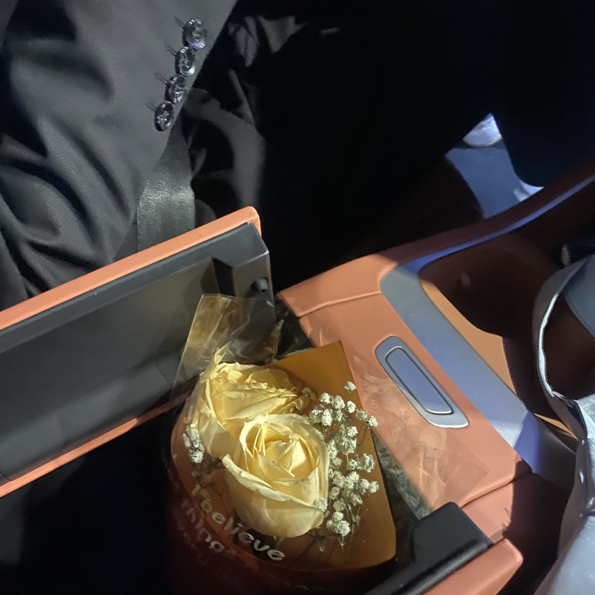 他说 我在忙 其实人已经在来公司接我的路上了
他说 给你买东西了
打开扶手是新鲜的 我最喜欢的香槟玫瑰
妈的 他好擅长给人惊喜
去网吧玩 以为我偷看别的男孩子悄悄生闷气
（是一个美丽的误会 已经解决了 完全是在吃瓜 眼神空洞 没听见他说话）
我说 谁是世界上最幸福的宝宝
他说 是他
嗯 我想我也是