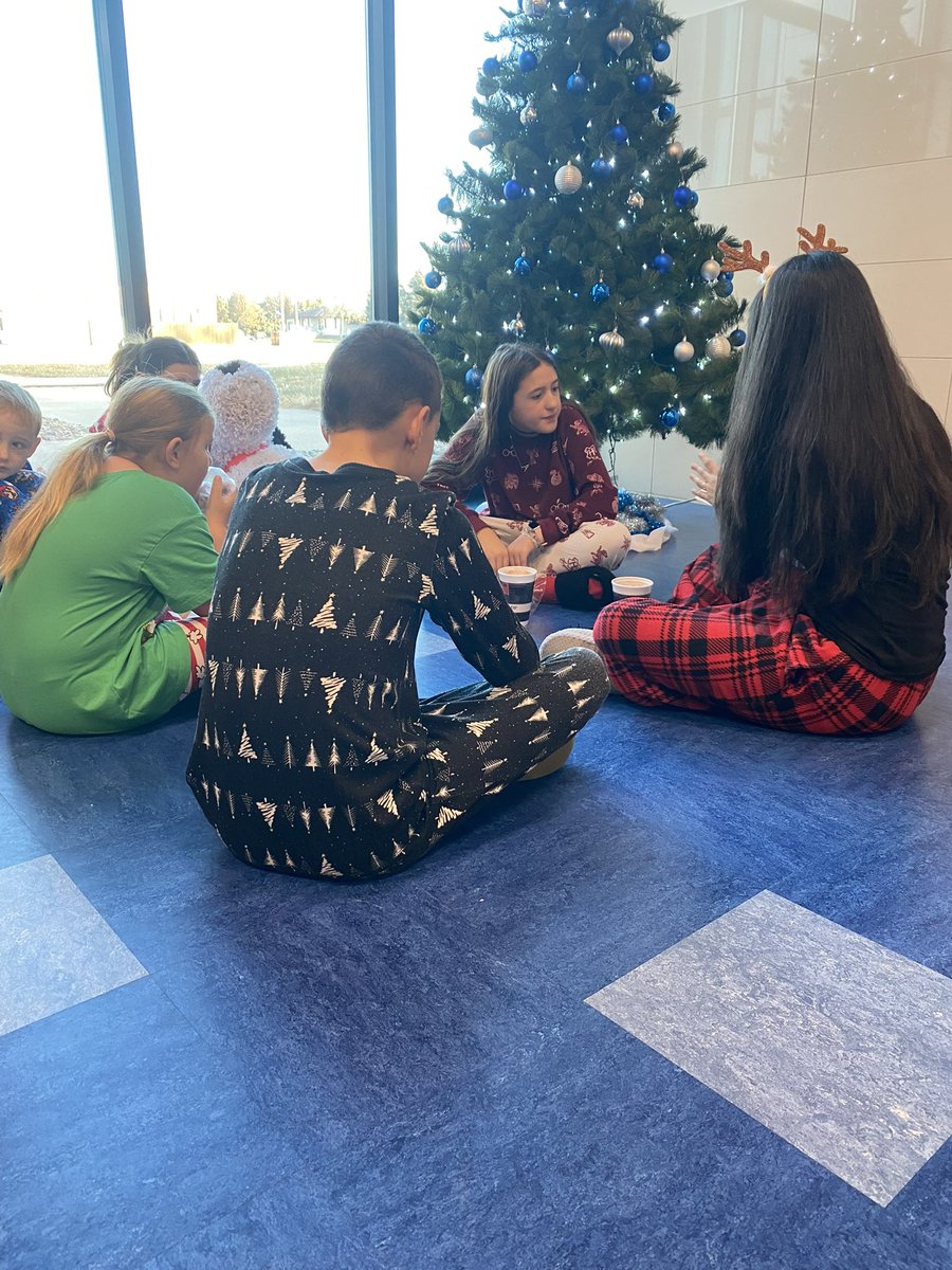 Mandery's tweet photo. Amazing Kids Alert: I’m about to bombard my feed with awesome pictures of some AMAZING kids enjoying some hot chocolate and some good Christmas stories during Pack Partners on this last day of the semester!! #emwolves #blessedprincipal https://t.co/VbQ8uHcTEm