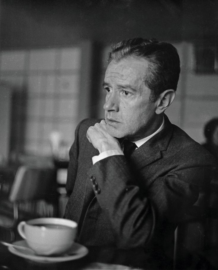 “He aprendido a decir tu nombre mientras duermo. Lo he aprendido a decir entre la noche iluminada. Lo han aprendido ya el árbol y la tarde… y el viento lo ha llevado hasta los montes y lo ha puesto en las espigas de los trigales. Y lo murmura el río… “

Pedro Páramo
Juan Rulfo.
