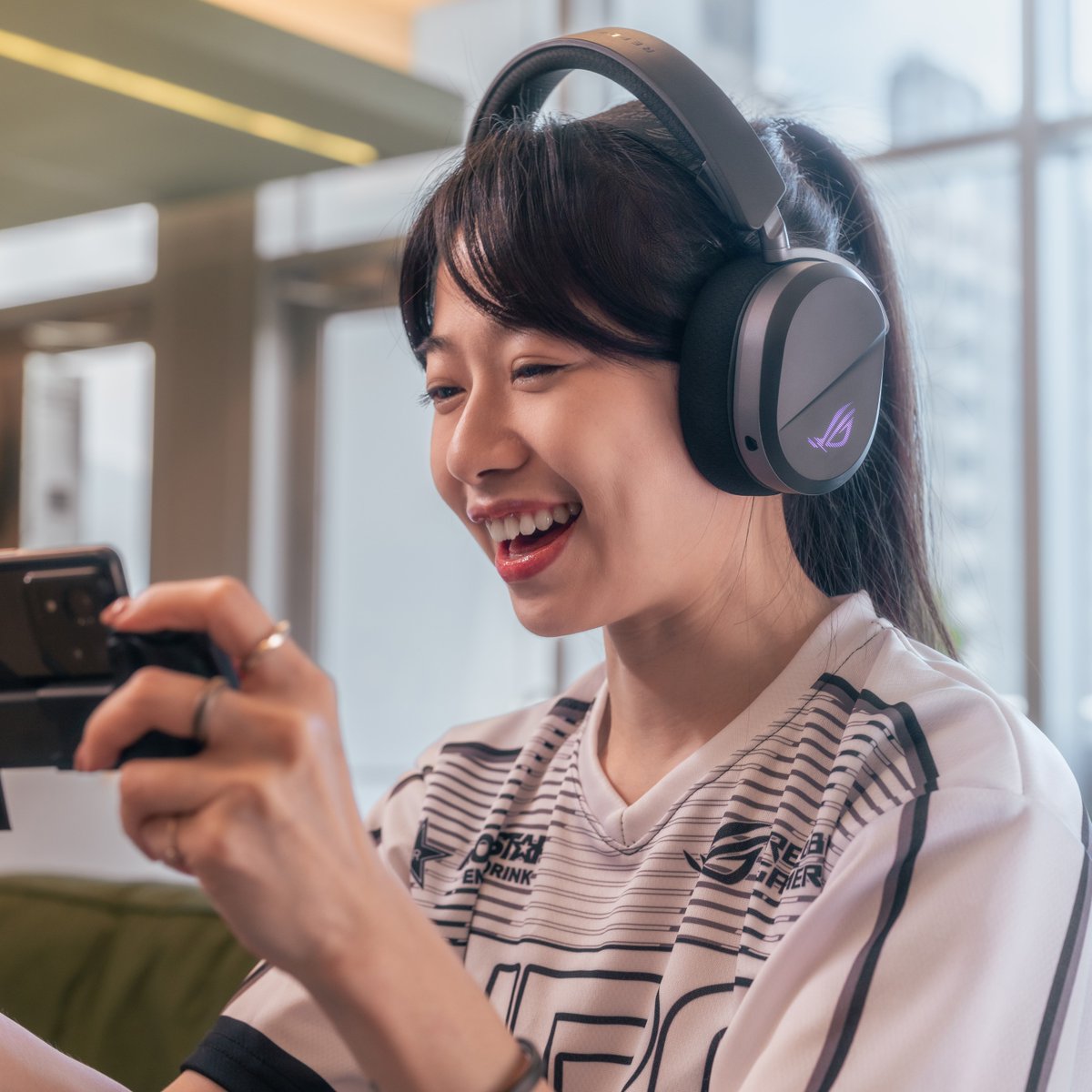 ASUS_ROG's tweet image. Ready? Pick your fave game mode and game from your couch or your desk!​

With tri-mode connectivity and SpeedNova wireless tech, you can play anywhere and STILL flex ultra-low latency with the #ROGPelta.​

Let’s get those W’s, squad! 😎🎮​

#wirelessheadset #bluetoothheadset