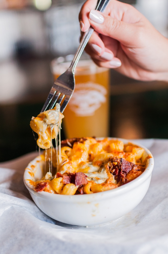 ShopMktPlace's tweet photo. Looking for a go-to spot for craft beer lovers with a lively atmosphere? Lengthwise Brewing Co. is the place to be! 🍺🍔 

✨ View our Ultimate Holiday Dining Guide here: https://t.co/sVNboQjbL4 https://t.co/ZjADTJcF0z