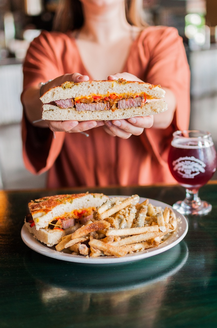 ShopMktPlace's tweet photo. Looking for a go-to spot for craft beer lovers with a lively atmosphere? Lengthwise Brewing Co. is the place to be! 🍺🍔 

✨ View our Ultimate Holiday Dining Guide here: https://t.co/sVNboQjbL4 https://t.co/ZjADTJcF0z