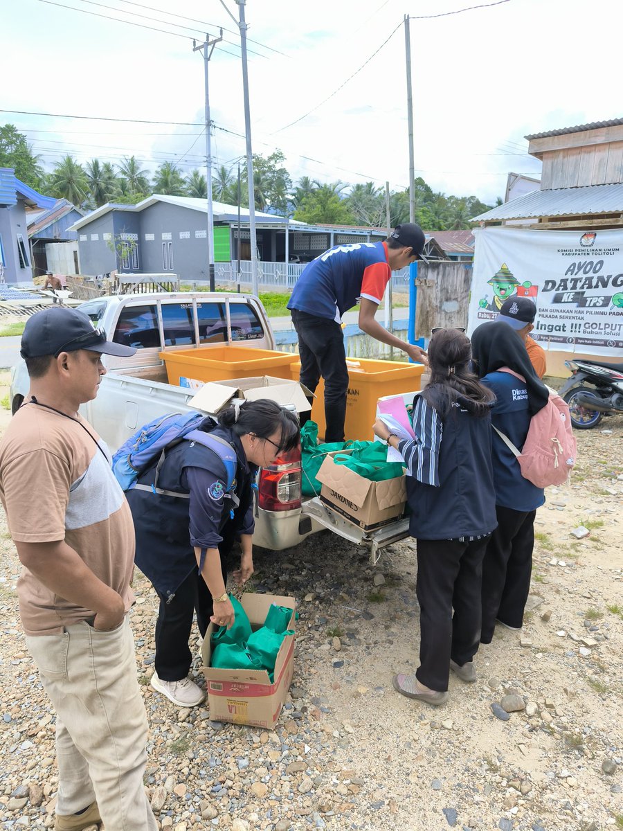 SenolinggiW's tweet photo. Selasa (03/12), Veny Senolinggi, LuhKan Kab. Tolitoli, bersama dinas dan penyuluh perikanan melakukan mendampingi penyaluran bantuan percepatan penurunan angka stunting di Desa Sumbia Kec. Dondo
#Luhlapor
#Tolitoli
#LuhkanSatminkalBitung https://t.co/HzW7y7oq0h