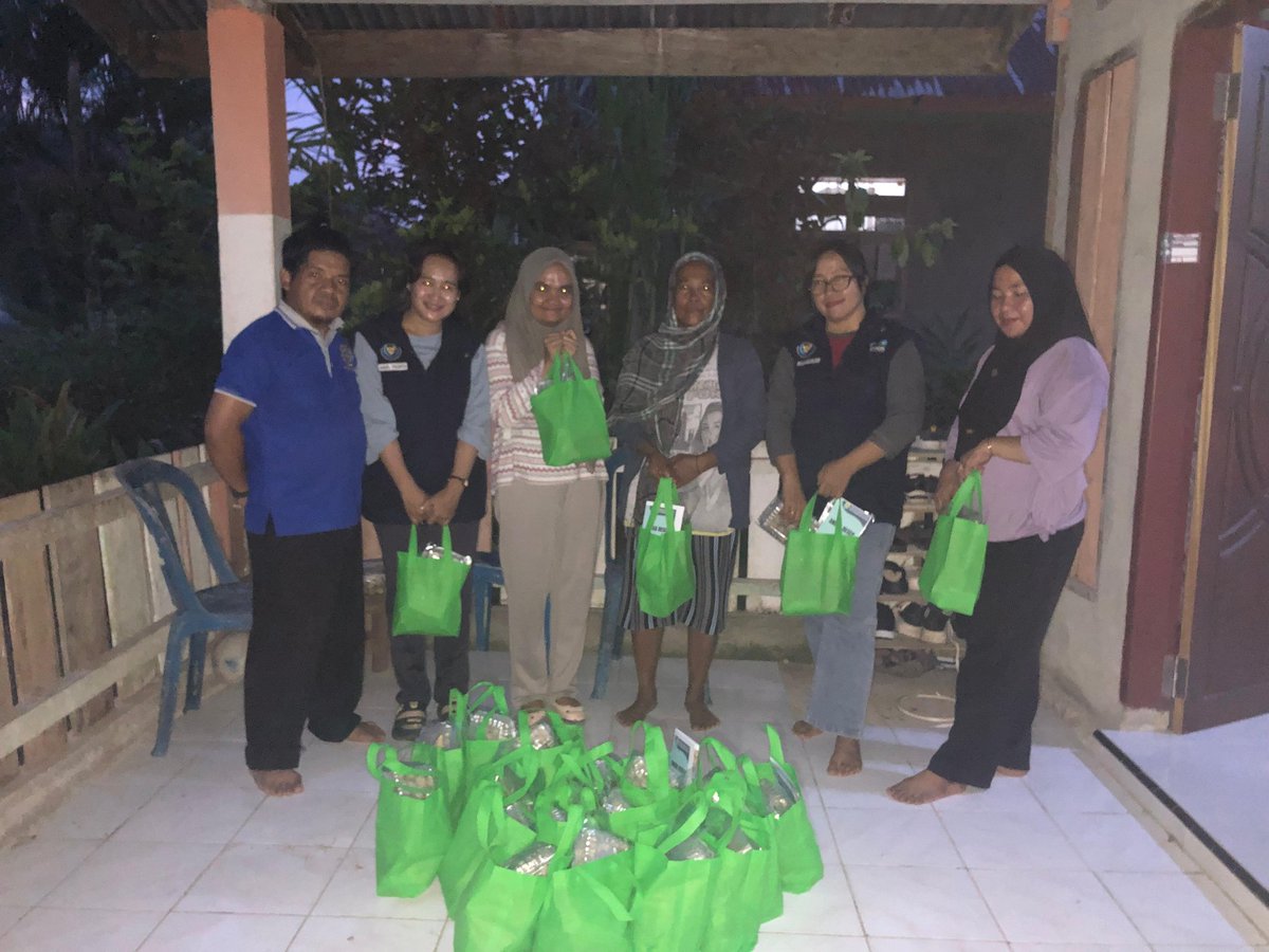 SenolinggiW's tweet photo. Jumat (06/12), Veny Senolinggi, LuhKan Kab. Tolitoli, bersama dinas dan penyuluh perikanan melakukan mendampingi penyaluran bantuan produk perikanan dlm rangka percepatan penurunan angka stunting di Kec. Lampasio
#Luhlapor
#Tolitoli
#LuhkanSatminkalBitung https://t.co/t7nnhxRxEq