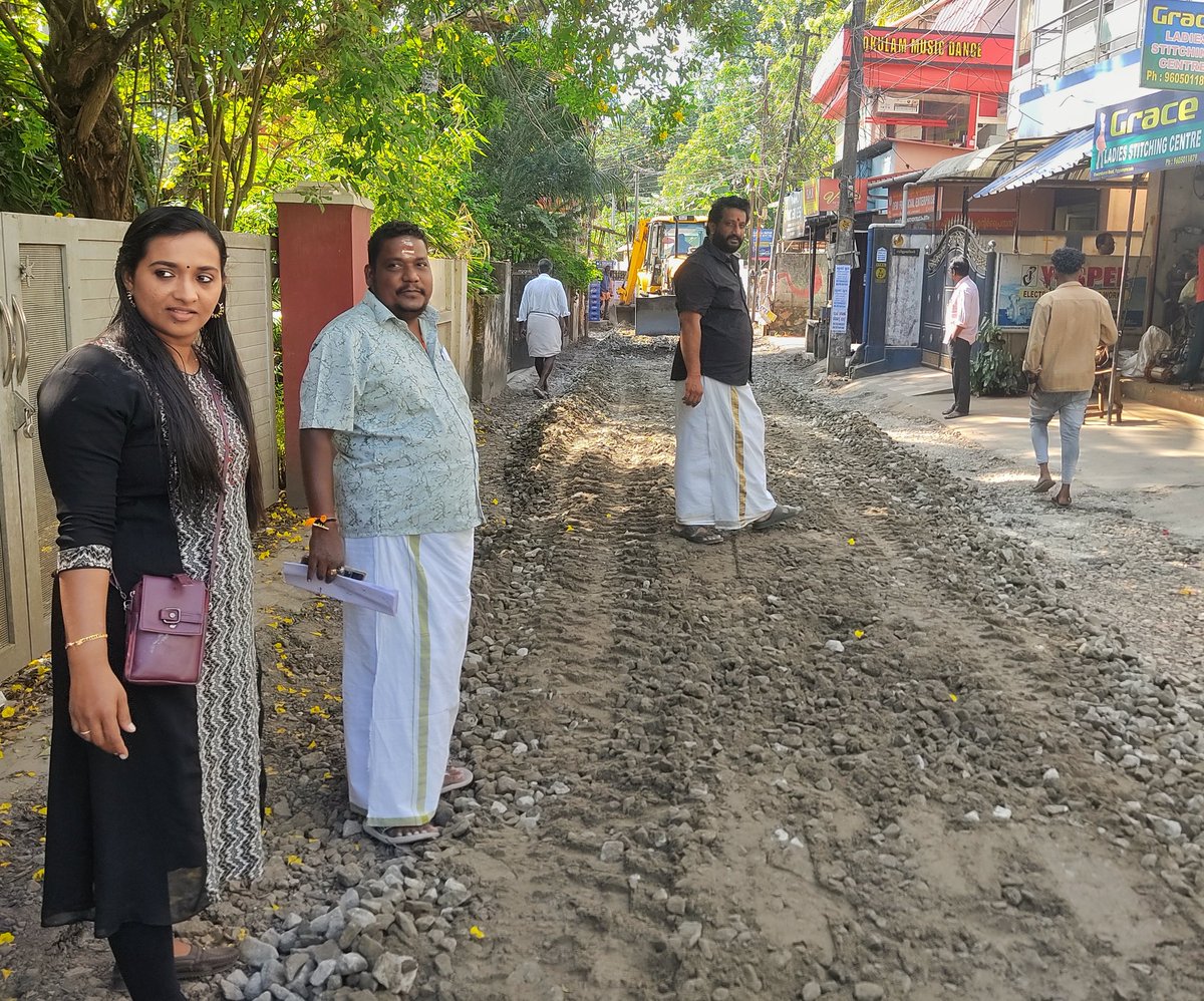 AshaNath_G_S's tweet image. പാപ്പനംകോട് വിശ്വംഭരൻ റോഡിന്റെ ഇന്റർലോക്ക്, റീടാറിങ് വർക്കുകൾ ആരംഭിച്ചു..ഒരുപാട് നാളത്തെ രാഷ്ട്രീയപരമായ ഇടപെടലുകൾ കാരണം വൈകിയ വർക്ക് നഗരസഭ പ്ലാൻ ഫണ്ടിൽ ഉൾപെടുത്തി തുടങ്ങാൻ സാധിച്ചു..🙏🏻.. 
#pappanamcode #TVMCORP #infrastructure #development #bjp #BJP4IND #trivandrum