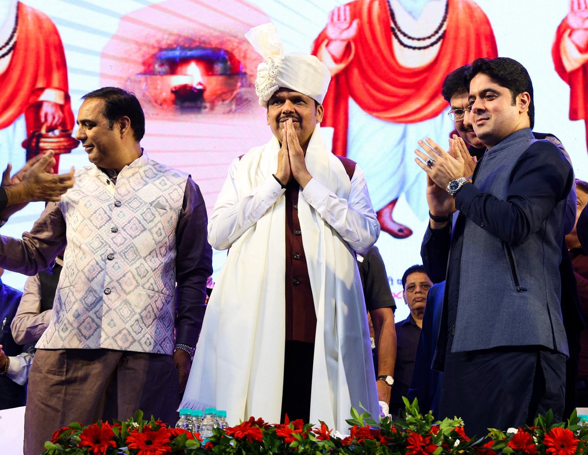 CMOMaharashtra's tweet photo. 🕖 7.10pm | 20-12-2024📍Nagpur | संध्या. ७.१० वा. | २०-१२-२०२४📍नागपूर.

🔸Bhumipoojan of 'Pujya Samadha Ashram' at the hands of CM Devendra Fadnavis
🔸मुख्यमंत्री देवेंद्र फडणवीस यांच्या हस्ते 'पूज्य समाधा आश्रमा'चे भूमिपूजन
🔸मुख्यमंत्री देवेंद्र फडणवीस इनके करकमलों से 'पूज्य समाधा आश्रम' का भूमिपूजन

@Dev_Fadnavis
#Maharashtra #DevendraFadnavis #Nagpur