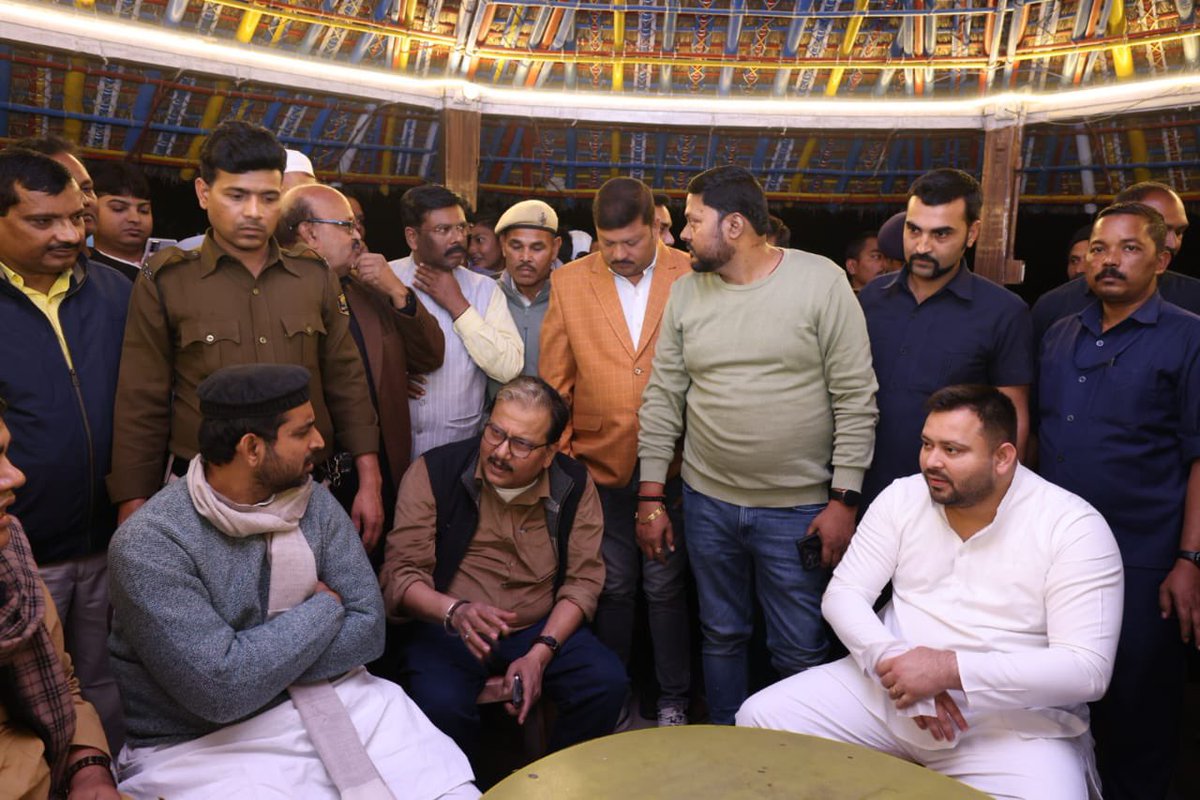 qarisohaibrjd's tweet photo. कल रात नेता प्रतिपक्ष श्री तेजस्वी यादव ने पूर्णिया में कार्यकर्ताओं और सामाजिक कार्यकर्ताओं से मुलाकात की। लोगों ने उनका जोरदार स्वागत किया और उनकी उपस्थिति से माहौल उत्साहपूर्ण रहा।
#RJD #tejaswiyadav #rjdbihar #pureabihar https://t.co/L5VpjFl2Nv