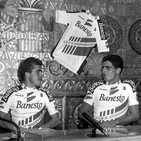 #20dic de 1989, los ciclistas  Miguel Indurain y Pedro Delgado vestían el nuevo maillot de Banesto presentado a la prensa en Cercedilla, #Madrid. #EFEfototeca
