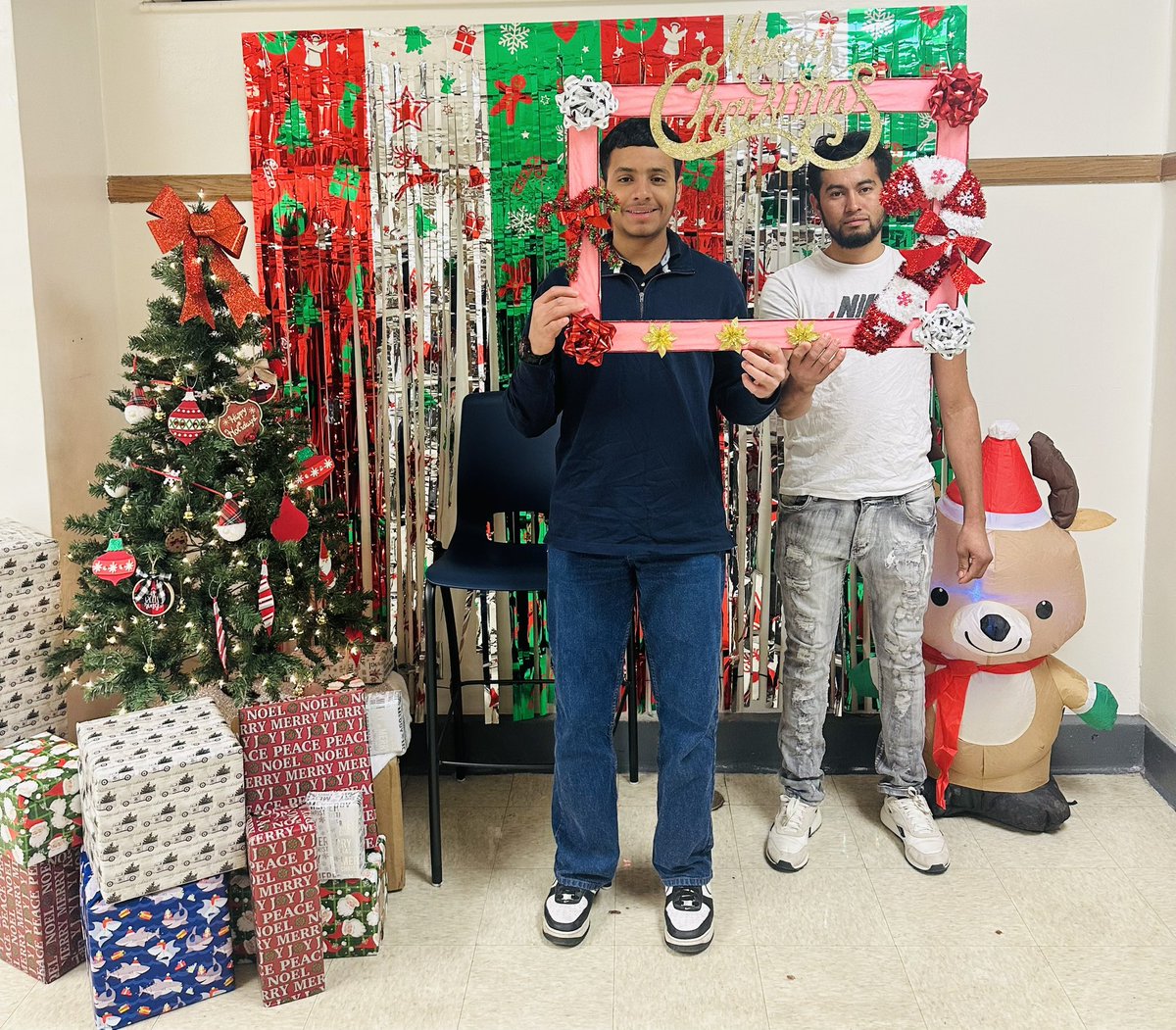IPSNewcomer's tweet photo. Newcomer Christmas night 🎄 with families and staff ✨
#NewcomerProgram
#Christmasevent https://t.co/jhZIG63oFG
