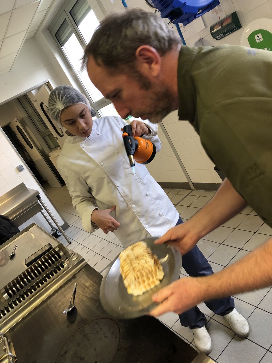 BenoitRabiot's tweet photo. Collaboration réussie entre les élèves en formation en cuisine, pâtisserie et service dans le cadre du chef d’œuvre de CAP. https://t.co/dxP777m7F8