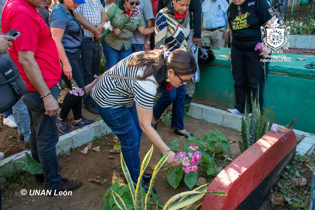 Militancia Sandinista de León realizó una guardia de honor y entrega floral en homenaje al 41 aniversario de los héroes de La Pedregosa. Este significativo evento tuvo lugar en el camposanto de San Felipe, donde descansan los restos mortales de nuestros valientes revolucionarios,