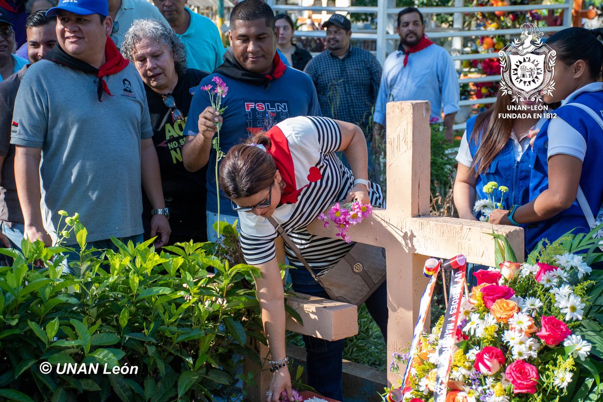 unanleon's tweet photo. Militancia Sandinista de León realizó una guardia de honor y entrega floral en homenaje al 41 aniversario de los héroes de La Pedregosa. Este significativo evento tuvo lugar en el camposanto de San Felipe, donde descansan los restos mortales de nuestros valientes revolucionarios, quienes entregaron su vida en defensa de la libertad y la soberanía nacional.