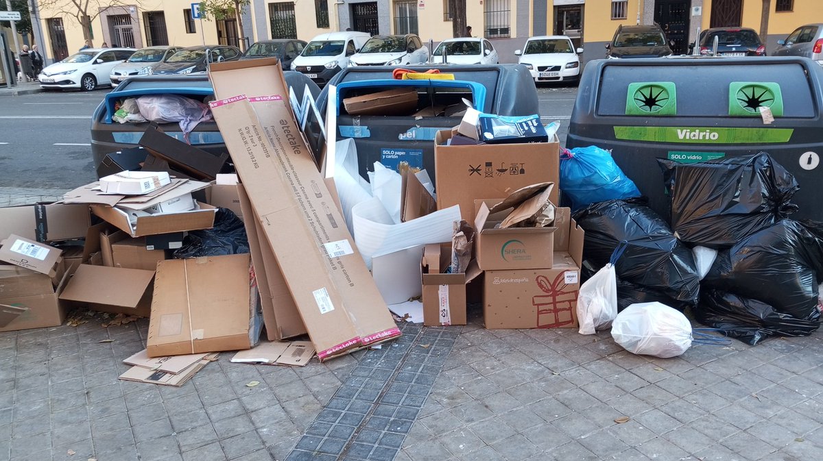 El estado permanente de los contenedores de Guillermo de Osma <a href="/Lineamadrid/">Línea Madrid</a> <a href="/MasMadridCiudad/">Más Madrid Ciudad</a> <a href="/MasMadrid__/">Más Madrid</a> <a href="/JMDArganzuela/">Distrito Arganzuela</a> <a href="/MasArganzuela/">Más Madrid | Arganzuela</a> <a href="/MadridDecadente/">MADRID DECADENTE</a>