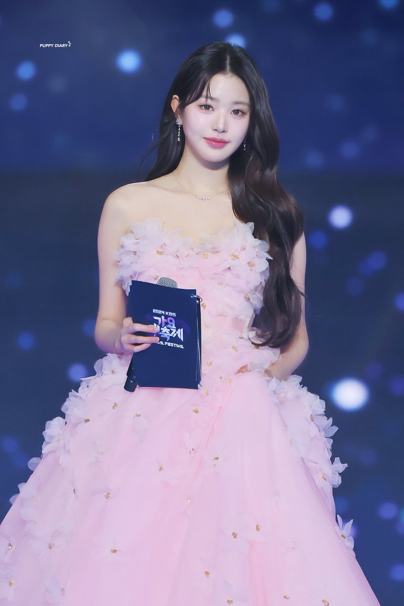 puppydiary0831's tweet photo. 241220 😊🥰🥰 #IVE #원영 #장원영 #JANGWONYOUNG https://t.co/Yz2vAoTgpn