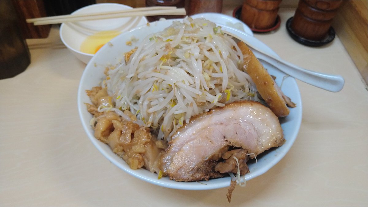 hyarms's tweet photo. 自家製ラーメン大者さん
汁無しコール野菜ニンニク＋玉ねぎ

9月に来た時よりも明らかに豚の厚みが違ったけど、昨今の事情を組めば値上げもないし納得というか有難い
というか、味染み豚のあの量だからこその野菜マシだったので、今後は野菜少なめ＋麺マシありかも…？

味は変わらず美味でした😆 https://t.co/INplVjxo57