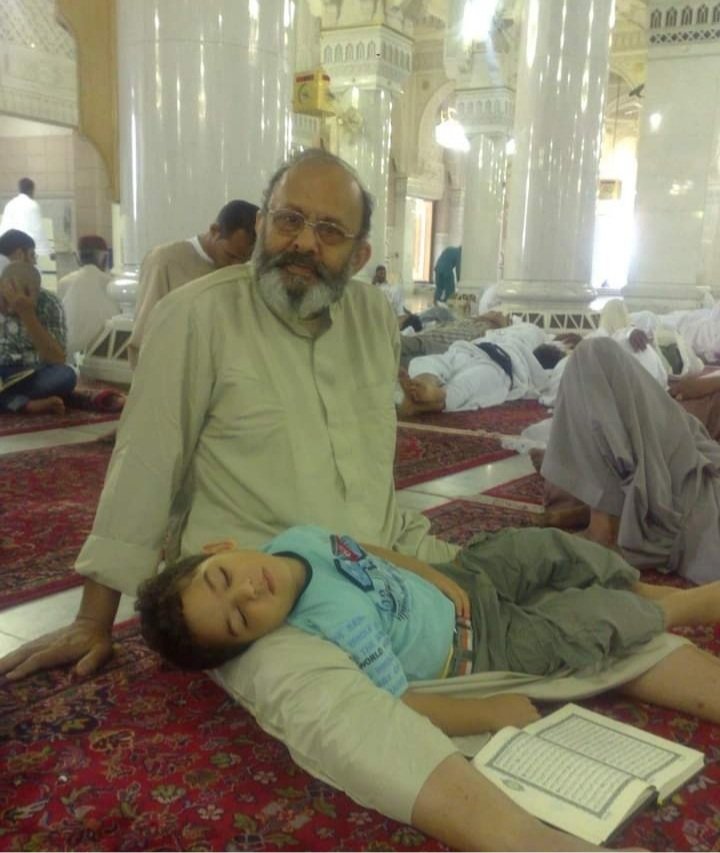 البقاء والدوام لله. 

الله يرحمك يابابا 💔
عدي 40 يوم وحاسة انك فارقتنا لسة النهاردة بحاول اكون كويسة لكن صورتك وصوتك مش بيفرقوني.. الله يرحمك ويغفرلك انت وماما وحشتوني اوي. وعلي امل نتقابل في مكان افضل يارب ياحبايبي🤲. 
اسألكم الدعاء 🤲