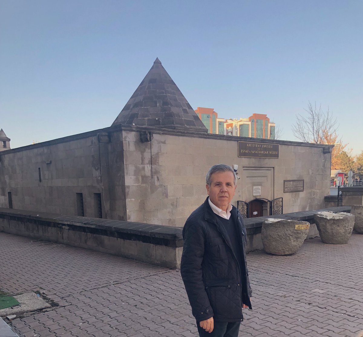 ilyasGkhan1's tweet photo. Ahî #Evran zaviyesini ziyaret ettik. Ahî Evran 13.yyda #Kayseri’ye gelerek #Debbağ/#Dericiler esnafını bir araya getirerek #Ahî örgütünü kurup Anadolu’ya yaymıştır. https://t.co/O5aVHgiPZG