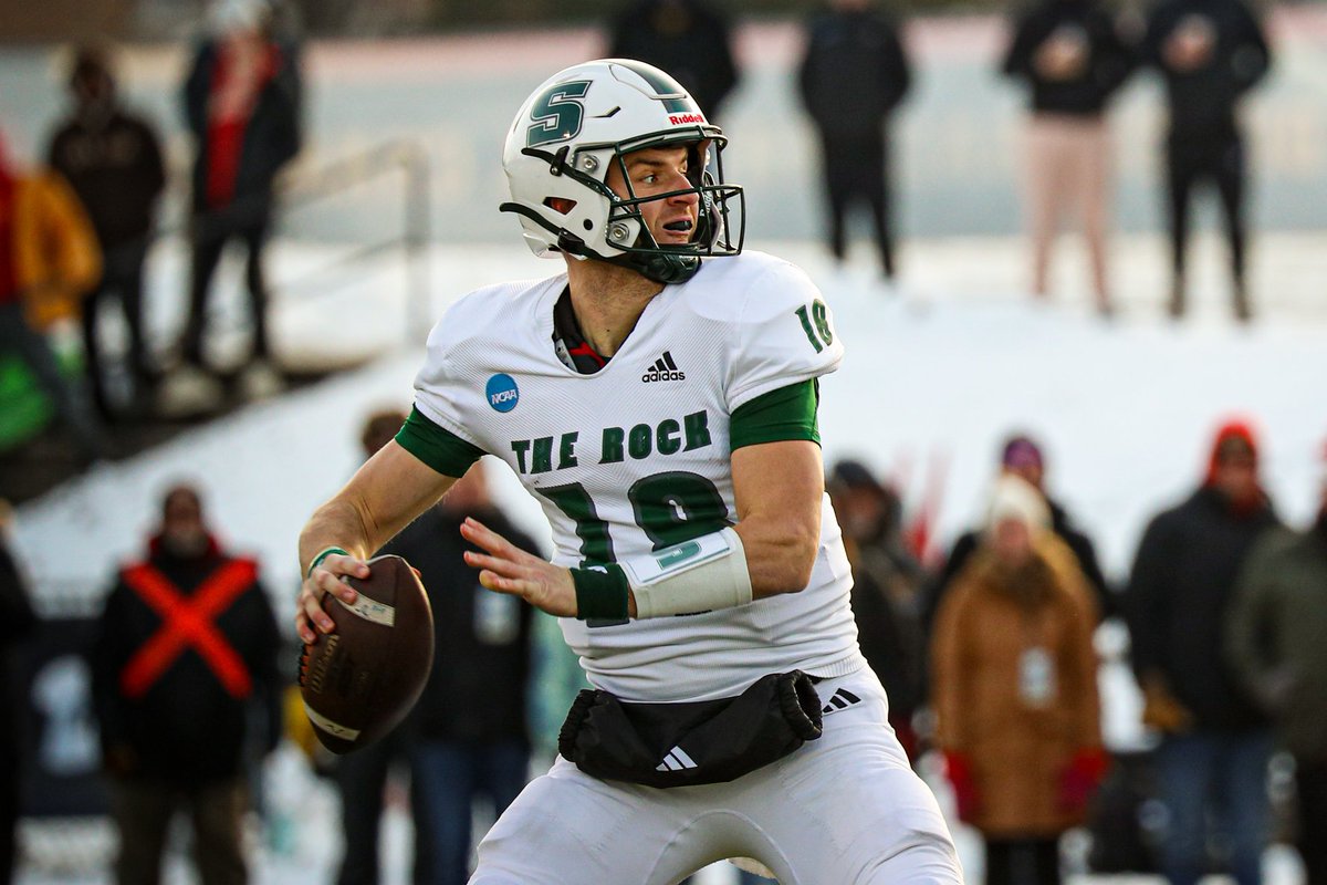 FB: Slippery Rock QB Brayden Long finished 6th in the final voting for the Harlon Hill Trophy as the D2 Player of the Year. Long finished in the top six in each of the last two years after finishing 5th in 2023 voting. 👏