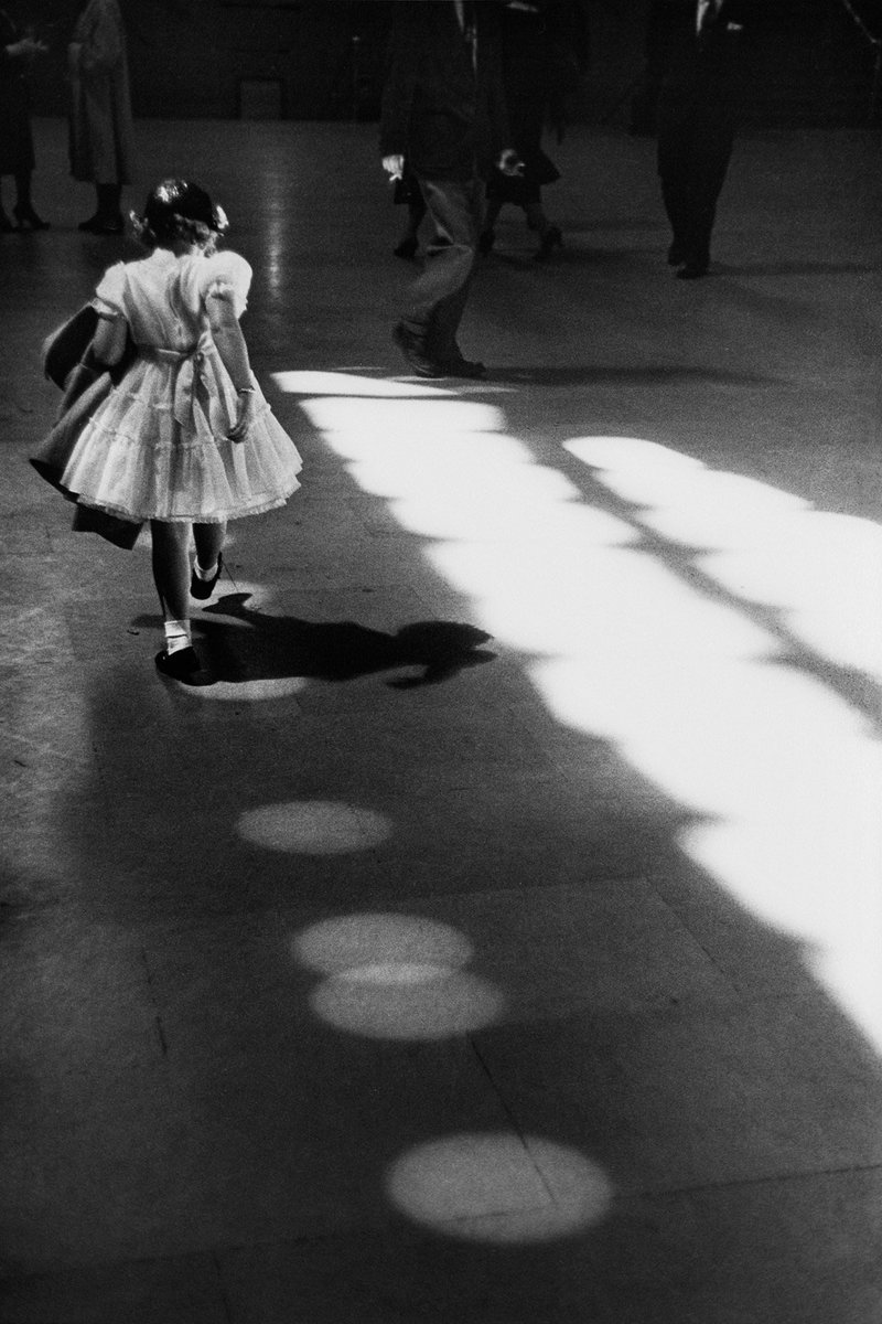 Bertrom's tweet photo. Louis Stettner.

Penn Station.
New York.

1958.

Of the mood of the time, he said, “It was after the war. We worked together in the war, like working in a factory. There was much more of a communal spirit that existed then.” https://t.co/gXnfOSV8GO