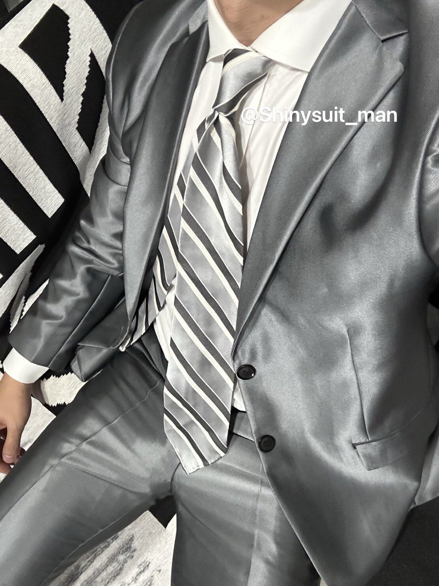 Shinysuit_man's tweet photo. Love grey silver shinysuit forever✨！
#shinysuit #greysuit #silversuit #maninsuit #menatplay https://t.co/gx9Uiu5zGt