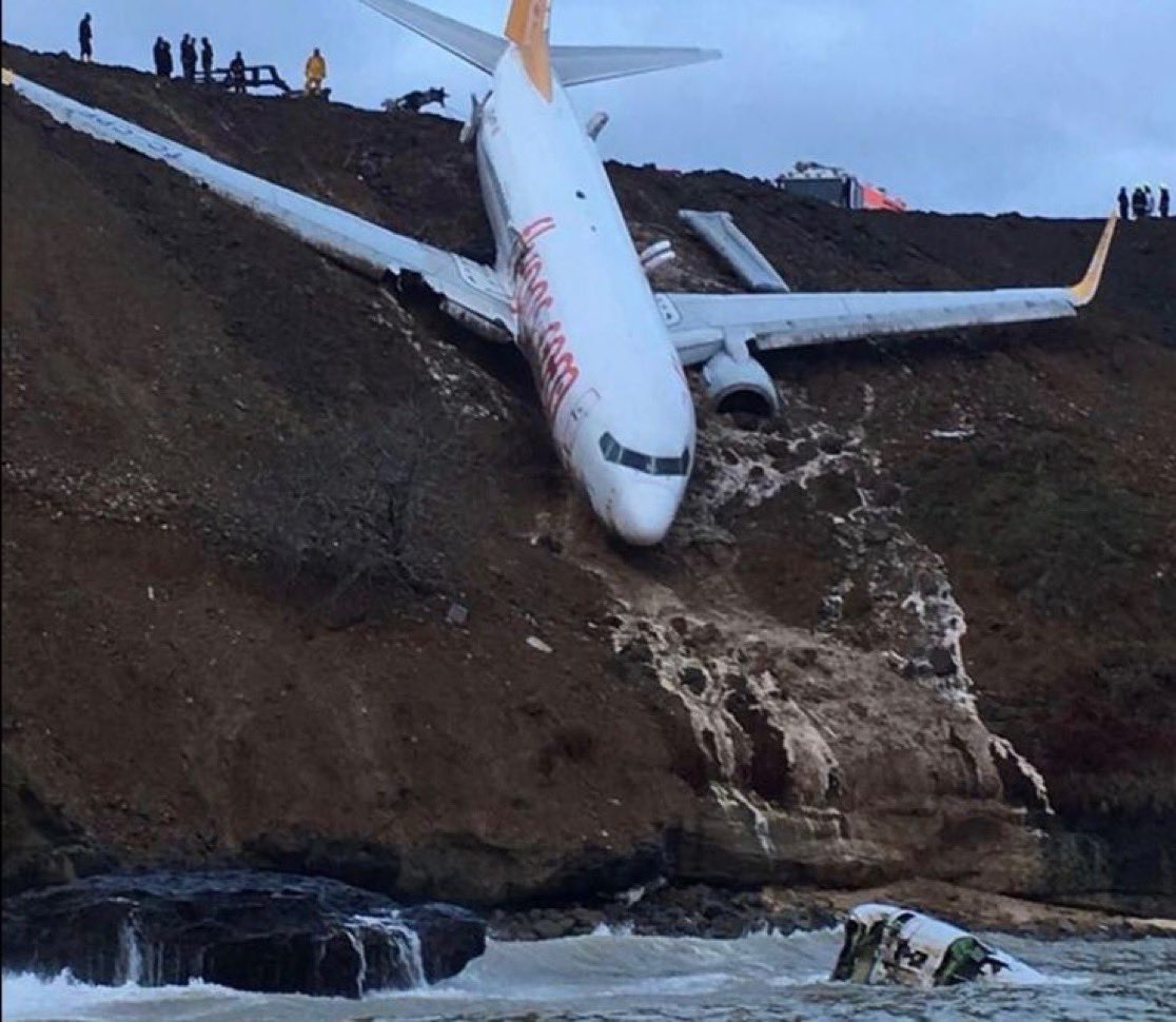 Hilo de 10 horribles accidentes aéreos captados en cámara 

~Abro🧵~

(No lo abras si tienes miedo a volar)