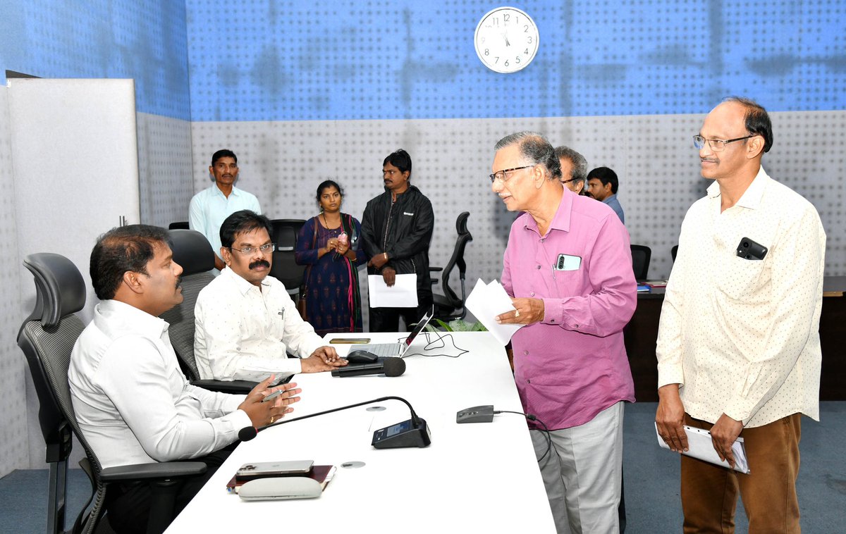 GVMC_VISAKHA's tweet image. ప్రతి శుక్రవారం రాష్ట్ర ప్రభుత్వం ప్రతిష్టాత్మకంగా నిర్వహించే టౌన్ ప్లానింగ్ ఓపెన్ ఫోరమ్‌లో జివిఎంసీకి 8 వినతులు వచ్చాయని కమిషనర్ డాక్టర్ పి. సంపత్ కుమార్ తెలిపారు. వచ్చిన వినతులపై అధికారులు త్వరగా స్పందించి పరిష్కరించాలని ఆదేశించారు. 🏙️ 

#GVMC #OpenForum  #SayNoToPlastic…