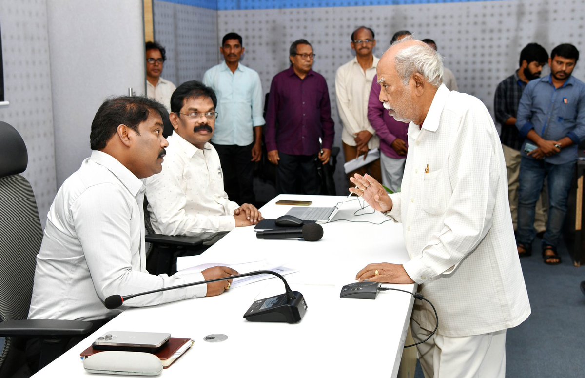 GVMC_VISAKHA's tweet image. ప్రతి శుక్రవారం రాష్ట్ర ప్రభుత్వం ప్రతిష్టాత్మకంగా నిర్వహించే టౌన్ ప్లానింగ్ ఓపెన్ ఫోరమ్‌లో జివిఎంసీకి 8 వినతులు వచ్చాయని కమిషనర్ డాక్టర్ పి. సంపత్ కుమార్ తెలిపారు. వచ్చిన వినతులపై అధికారులు త్వరగా స్పందించి పరిష్కరించాలని ఆదేశించారు. 🏙️ 

#GVMC #OpenForum  #SayNoToPlastic…