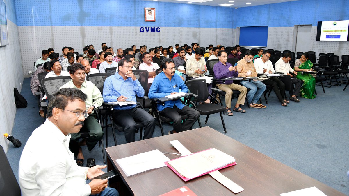 GVMC_VISAKHA's tweet image. ప్రతి శుక్రవారం రాష్ట్ర ప్రభుత్వం ప్రతిష్టాత్మకంగా నిర్వహించే టౌన్ ప్లానింగ్ ఓపెన్ ఫోరమ్‌లో జివిఎంసీకి 8 వినతులు వచ్చాయని కమిషనర్ డాక్టర్ పి. సంపత్ కుమార్ తెలిపారు. వచ్చిన వినతులపై అధికారులు త్వరగా స్పందించి పరిష్కరించాలని ఆదేశించారు. 🏙️ 

#GVMC #OpenForum  #SayNoToPlastic…