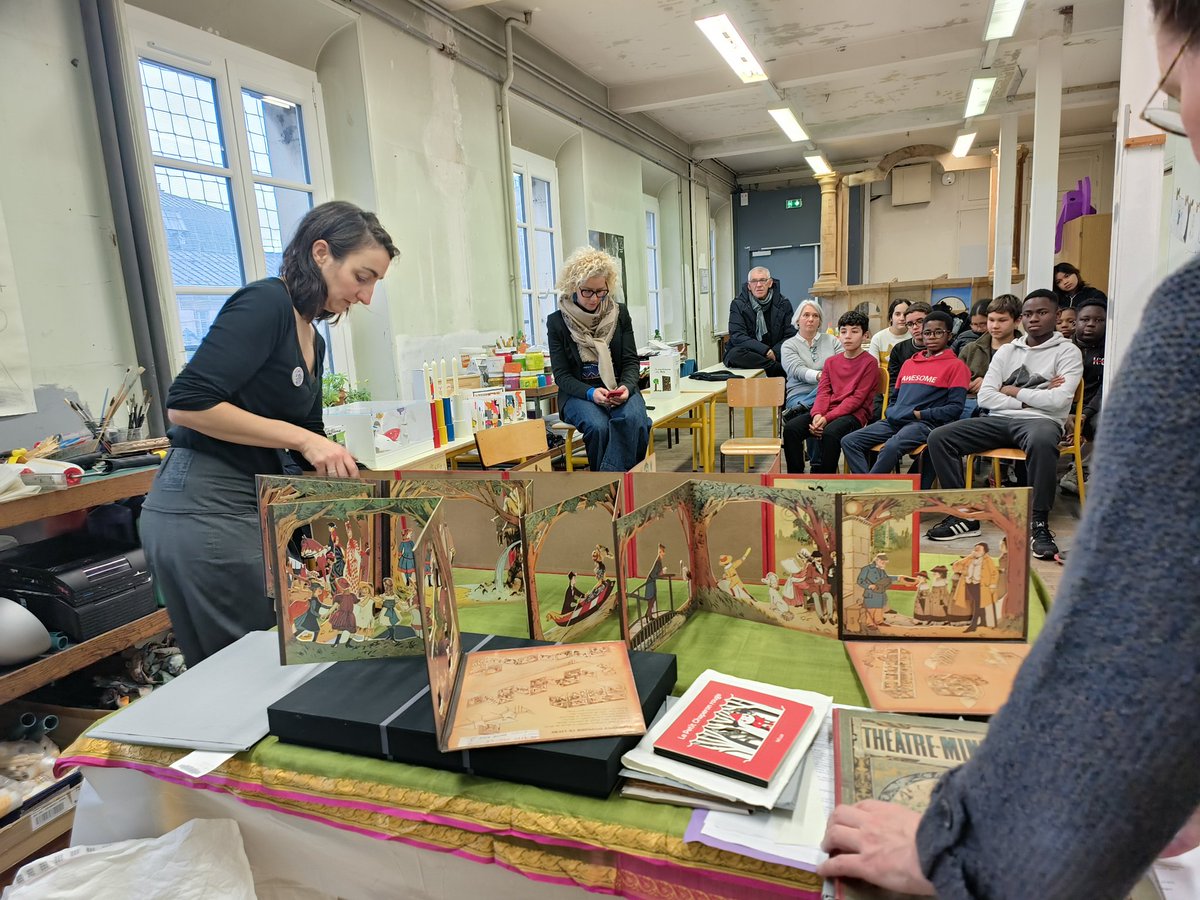 MileneBrovelli's tweet photo. Ambiance Noël: Présentation par les élèves de leur livre pop up presque fini. Et découverte d'une collection de livres à systèmes, certains très anciens, rares, apportés par la bibliothèque F Sagan. https://t.co/LERBb4xtTO
