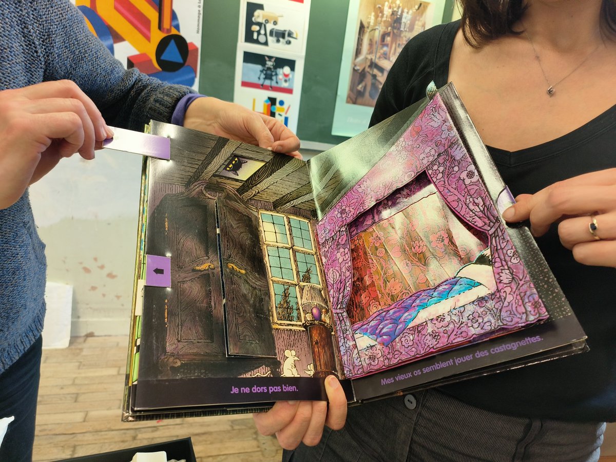 Ambiance Noël: Présentation par les élèves de leur livre pop up presque fini. Et découverte d'une collection de livres à systèmes, certains très anciens, rares, apportés par la bibliothèque F Sagan.