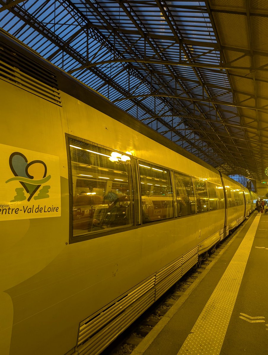 Trainhost's tweet photo. Retrouvez-moi sur le #TER857235 en direction de la ville de #Alencon
Bon voyage et bonne soirée à vous avec @RemiTrain  @SNCFVoyageurs @GroupeSNCF #SNCF https://t.co/jfV6NE9Njj