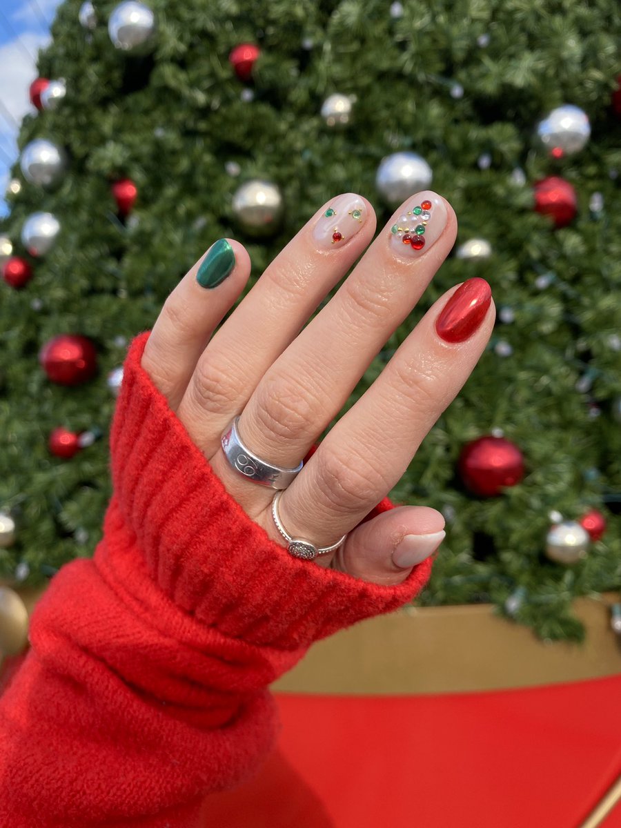 Stephgrosse18's tweet photo. Christmas Bling Nails ❤️🎄✨💚 https://t.co/AEwDJspqMF