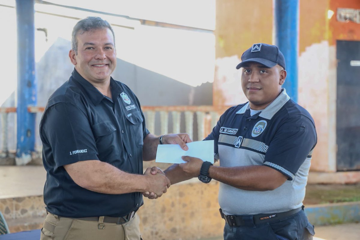 policiadepanama's tweet photo. #Comarcal | En una visita a las comunidades de Las Lajas y San Félix, el director general, Jaime Fernández, reafirmó su compromiso con los uniformados, destacando su esfuerzo, valentía y entrega diaria por garantizar la paz y la seguridad. #DiosYPatria https://t.co/6mYdgNVs1S