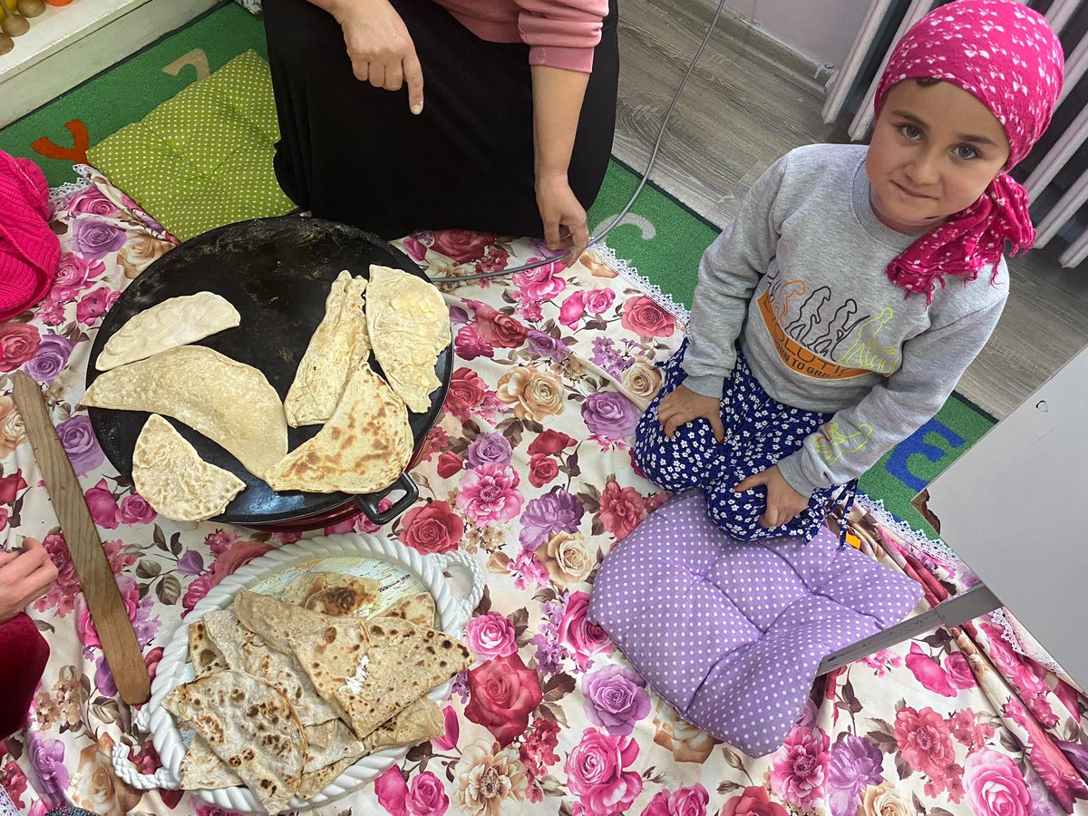 Yeniyaz2's tweet photo. Okul öncesi öğretmenimiz Mine Tomuk ve öğrencilerinin yerli malı haftası kapsamında gözleme pişirme etkinliğinden kareler. Çocuklar hem eğlendiler hem de üretim bilinci oluşturdular. 
@Gaziantep_MEM @NizipilceMEM 
@Cgnde @Muratt_Kilic44 @cevdetarslan33 https://t.co/MwDJxY2u2u