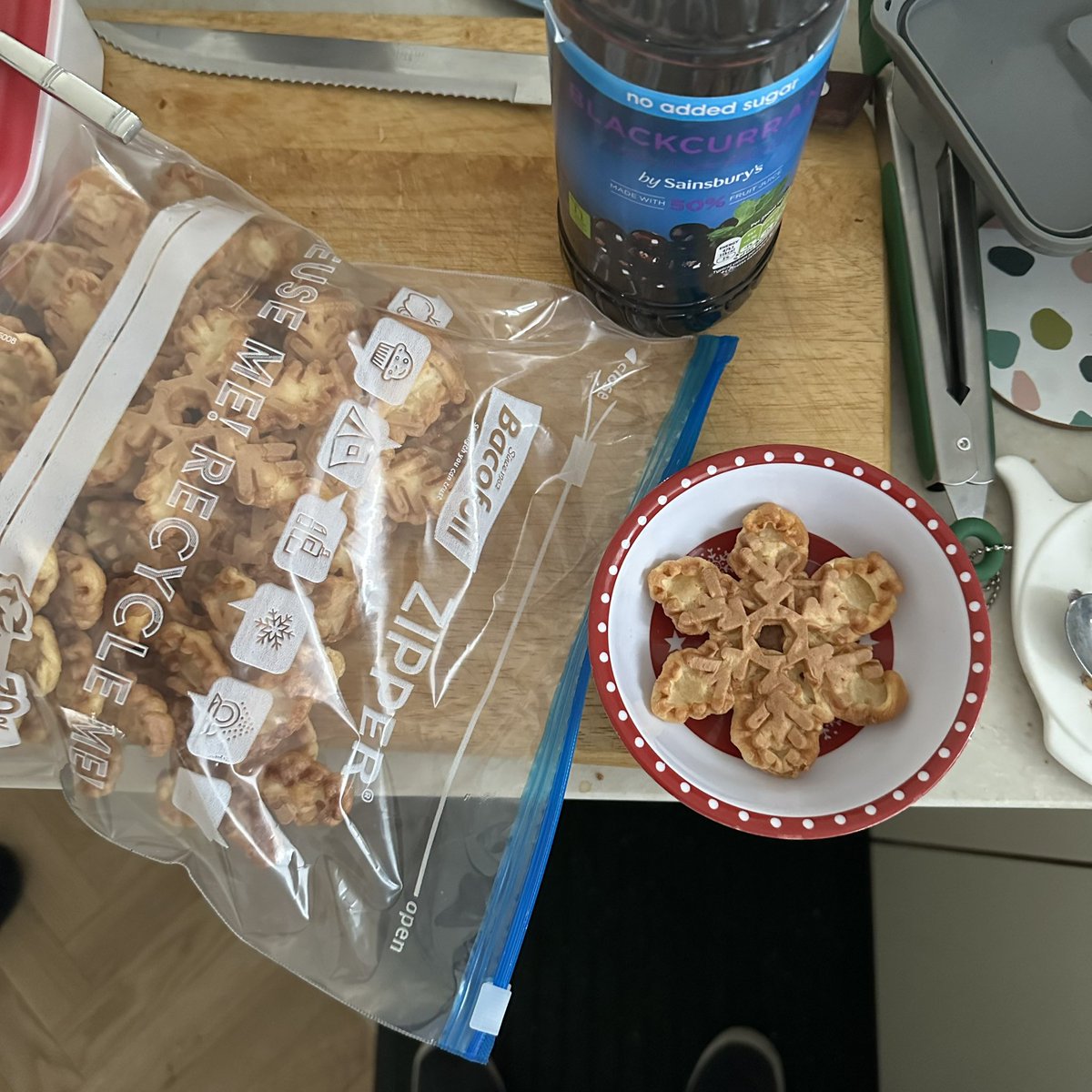 BritArtist's tweet image. Wintertime Snowflake Yorkshire Pudding made and invented by me for Smithmas! 
You all saw it here first folks! 🙂 d