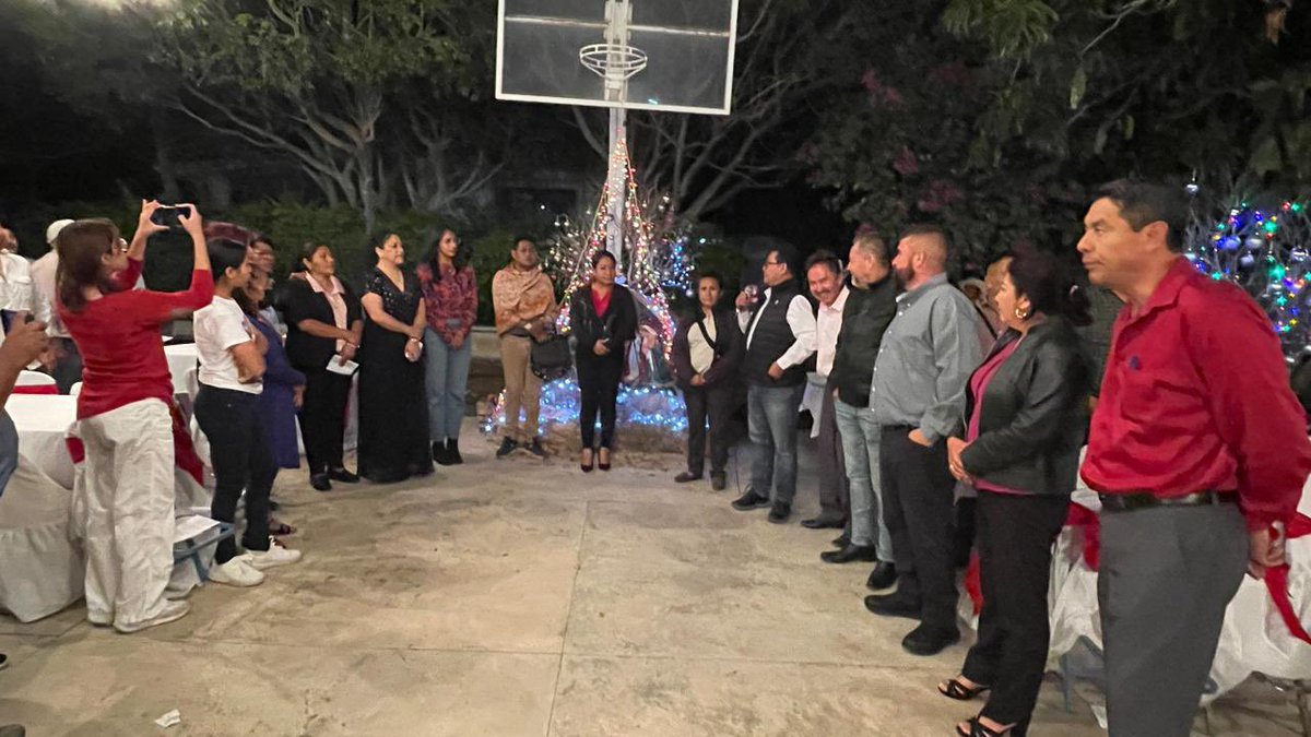 SoyPavelGaspar's tweet image. 🎄✨ Celebramos la Navidad con mi gran equipo. Agradezco su dedicación y apoyo. ¡Sigamos unidos hacia un 2025 lleno de éxitos! 💪❤️ #TrabajoEnEquipo #EspírituNavideño