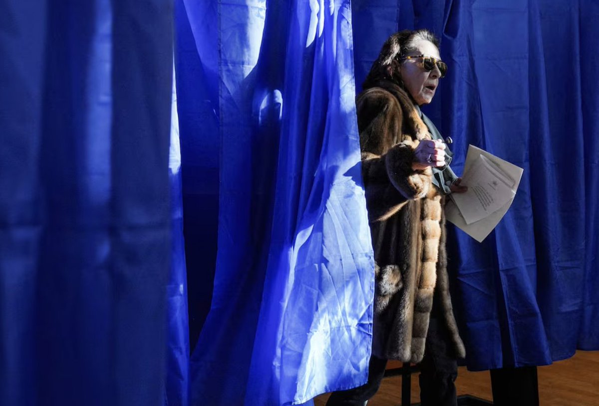 MarioNawfal's tweet image. 🚨🇷🇴ROMANIA’S ELECTION CHAOS: COURT CANCELS RESULTS, NATION IN TURMOIL

Here’s the deal: Romania’s presidential election was rolling along until the top court threw a curveball and canceled the results, citing alleged "Russian interference." 

The shock court ruling came after a…