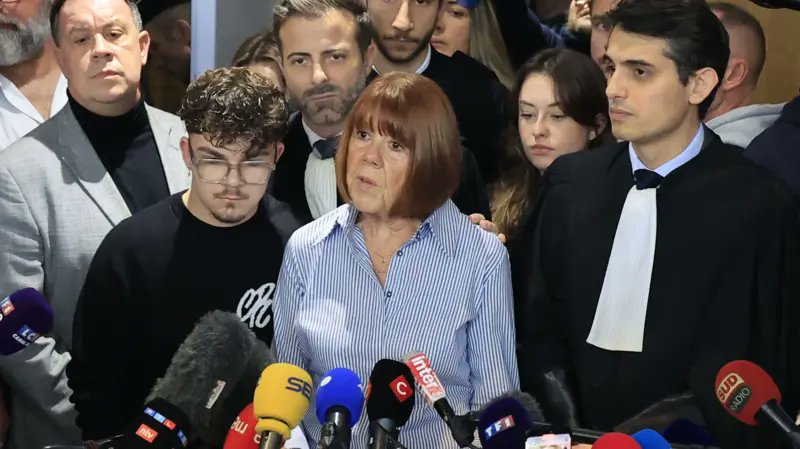 Qué foto ésta de Gisèle Pelicot con su nieto adolescente mientras habla sobre la sentencia de su caso. Ídola.