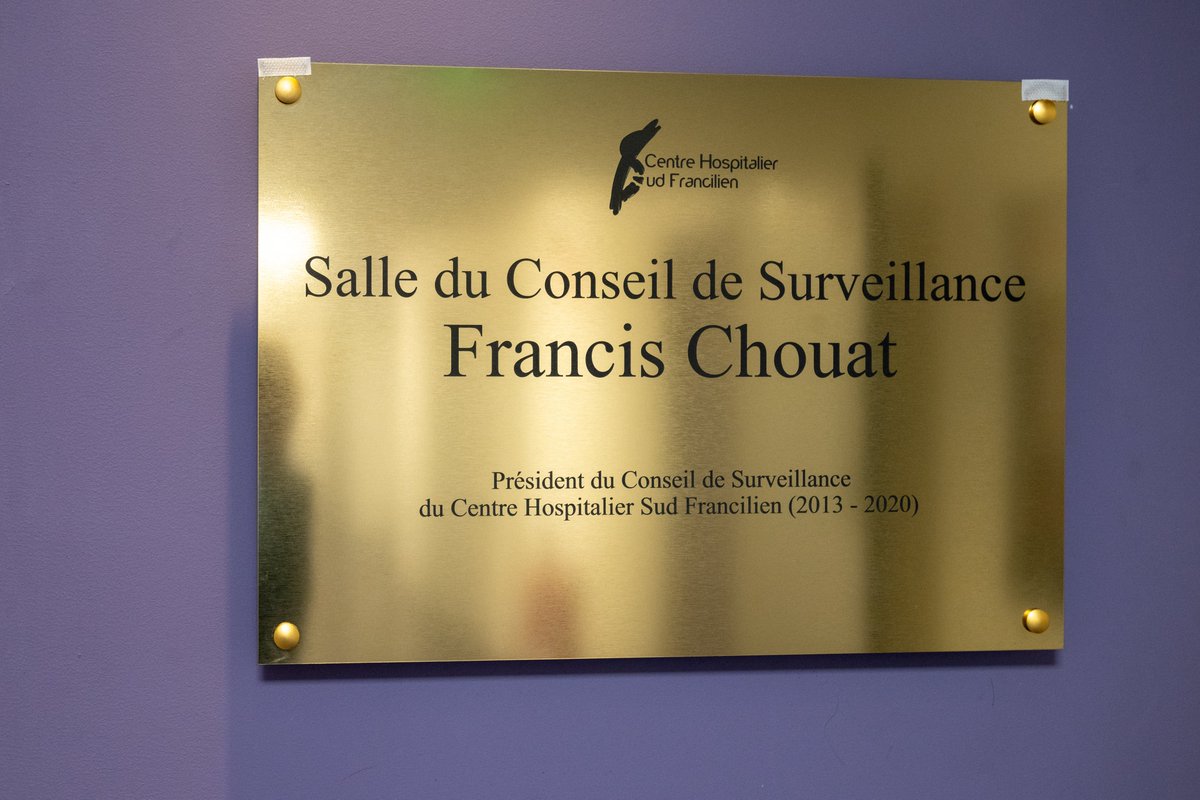 La communauté hospitalière a rendu hommage à Francis CHOUAT qui a présidé le Conseil de Surveillance du CHSF de 2013 à 2020. La salle de réunion plénière dans laquelle se réunit cette instance porte dorénavant son nom.