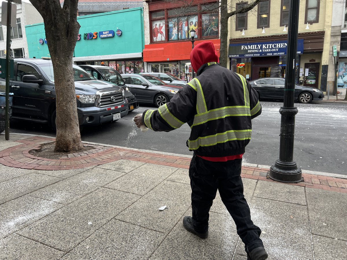 yonkersdowntown's tweet photo. Our BID Ranger seasoned the sidewalk with some salt in preparation of snow π§βοΈ!
#Snowseason #Winter #DowntownYonkers #GettySquare https://t.co/HJvIvtSX5O